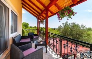 Balkón nebo terasa v ubytování Five-Bedroom Holiday Home In Suhovare