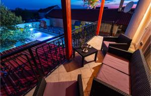 Bazén v ubytování Five-Bedroom Holiday Home In Suhovare nebo v jeho okolí
