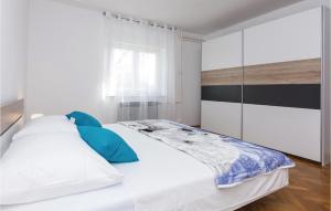 Postel nebo postele na pokoji v ubytování Five-Bedroom Holiday Home In Suhovare