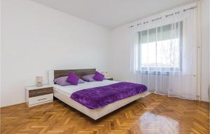 Postel nebo postele na pokoji v ubytování Five-Bedroom Holiday Home In Suhovare