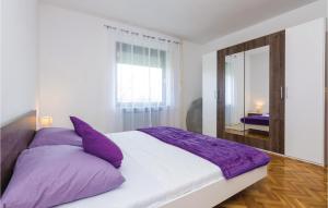 Postel nebo postele na pokoji v ubytování Five-Bedroom Holiday Home In Suhovare