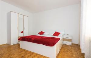 Postel nebo postele na pokoji v ubytování Five-Bedroom Holiday Home In Suhovare