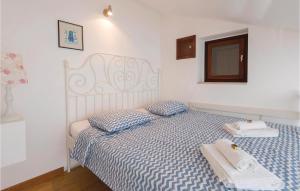 Ein Bett oder Betten in einem Zimmer der Unterkunft Gorgeous Home In Prigradica With Wifi