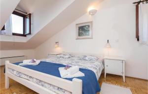 Ein Bett oder Betten in einem Zimmer der Unterkunft Gorgeous Home In Prigradica With Wifi