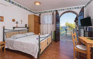 Ein Bett oder Betten in einem Zimmer der Unterkunft Gorgeous Home In Prigradica With Wifi