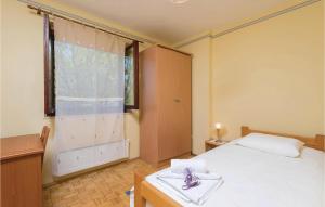 Ein Bett oder Betten in einem Zimmer der Unterkunft Gorgeous Home In Prigradica With Wifi