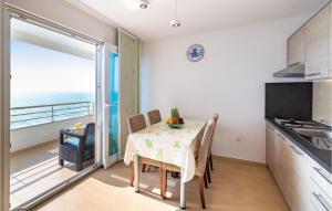 Kuchyň nebo kuchyňský kout v ubytování Beach Front Home In Kozino