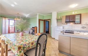 Kuchnia lub aneks kuchenny w obiekcie 6 Bedroom Amazing Home In Bratulici
