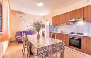 Kuchnia lub aneks kuchenny w obiekcie 6 Bedroom Amazing Home In Bratulici