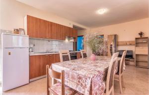 Kuchnia lub aneks kuchenny w obiekcie 6 Bedroom Amazing Home In Bratulici