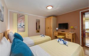 Posteľ alebo postele v izbe v ubytovaní 3 Bedroom Nice Home In Plovanija