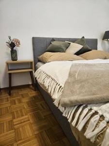 a bedroom with a bed and a side table at Ferienwohnung Dehn in Goslars Altstadt I Stylistisch mit Parkmöglichkeiten in Goslar