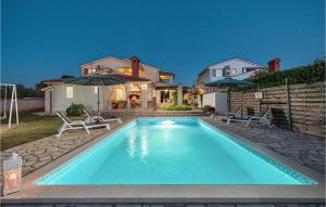 una piscina davanti a una casa di Four-Bedroom Holiday Home In Golubovo a Mednjan Altre 44 foto