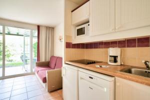 a kitchen with a sink and a counter top at Résidence Le Parc d'Arradoy - maeva Home - Appartement 2 pièces 4 personnes - Confort MAE-5971 in Uhart-Cize