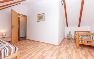 Postel nebo postele na pokoji v ubytování Three-Bedroom Holiday Home In Oklaj