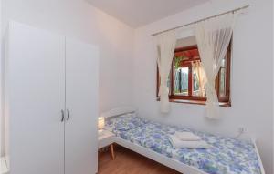 Postel nebo postele na pokoji v ubytování Three-Bedroom Holiday Home In Oklaj