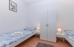 Postel nebo postele na pokoji v ubytování Three-Bedroom Holiday Home In Oklaj
