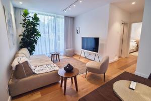Μια τηλεόραση ή/και κέντρο ψυχαγωγίας στο Moonstone Apartments