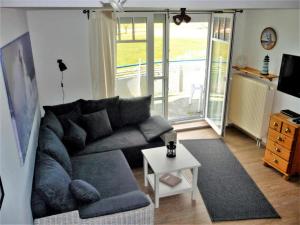 a living room with a couch and a table at de Spree in Dorum-Neufeld