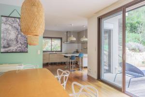 Una cocina y un comedor con mesa y sillas. en Villa Panouse, en Marsella 5 fotos más