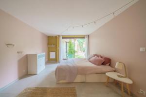 Una habitación blanca con una cama y una ventana en Villa Panouse, en Marsella