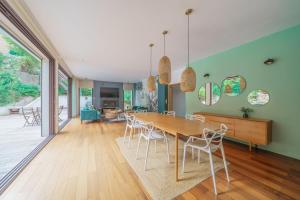 Un comedor y una sala de estar con mesa y sillas. en Villa Panouse, en Marsella