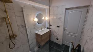une salle de bain avec un lavabo et un miroir dans l'établissement Charmante maison, idéalement située, à Fitou 23 autres photos