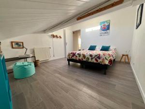 a bedroom with a bed in a room at Les Alpines appartement , 70m2 in Bourg-Saint-Maurice