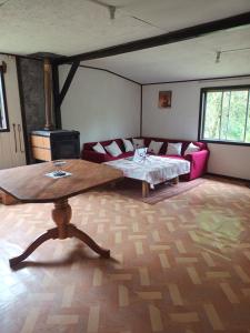 a living room with a couch and a table at Cabaña de Campo in San José de la Mariquina