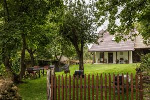 HnúšťaChalúpka Polom的院子前有围栏的房子