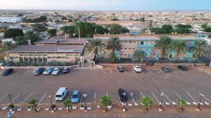 祖埃拉特LeTazadit的大楼前停车场的空中景观