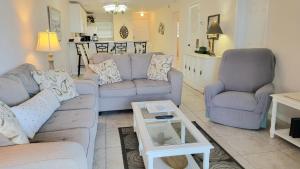 Χώρος καθιστικού στο 515 - 2/2 Top Floor Oceanfront