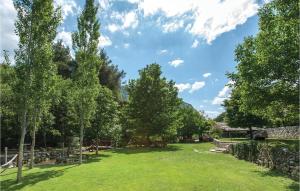 Ein Garten an der Unterkunft Awesome Home In Zrnovnica With Kitchen