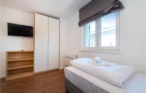 Postel nebo postele na pokoji v ubytování Pet Friendly Home In Privlaka