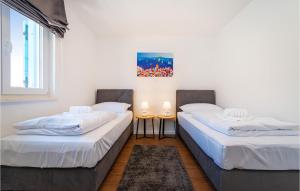 Postel nebo postele na pokoji v ubytování Pet Friendly Home In Privlaka