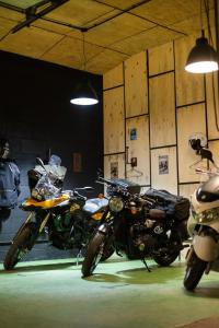 dwa motocykle są zaparkowane w pokoju z oświetleniem w obiekcie Pod Gromadzyniem Resort w mieście Ustrzyki Dolne