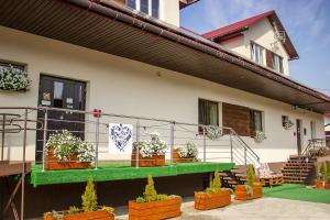 dom z zielonym balkonem z doniczkami w obiekcie Pod Gromadzyniem Resort w mieście Ustrzyki Dolne
