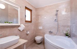 Kúpeľňa v ubytovaní 3 Bedroom Nice Home In Orebic