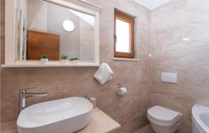 Kúpeľňa v ubytovaní 3 Bedroom Nice Home In Orebic