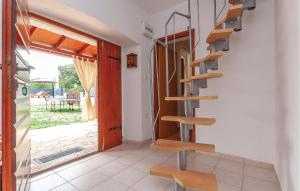 Fotografie z fotogalerie ubytování Three-Bedroom Holiday Home In Oklaj v destinaci Oklaj