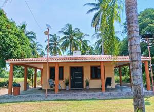 MezcalesにあるRancho Scarlettの前にヤシの木がある家