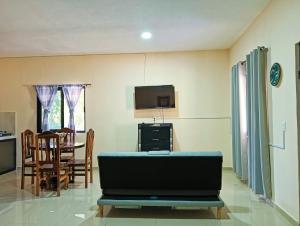 MezcalesにあるRancho Scarlettのリビングルーム(テレビ、テーブル、ソファ付)