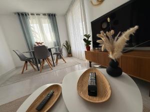 un soggiorno con 2 telecomandi su un tavolo di Apartamento con terraza en Mogro Playa de Usil a Mogro