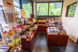 una tienda con varios mostradores de comida en Hidamari Ichinoyu, en Hakone