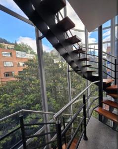 un balcon avec vue sur un immeuble dans l'établissement MN 501 Espectacular Apartamento Vista La Macarena Bogotá, à Bogotá