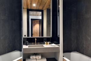 Koupelna v ubytování Antarès NAOS 204D - huge duplex luxury apartment ski inski out + 18 fotografií