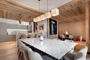 Posezení v ubytování Antarès NAOS 204D - huge duplex luxury apartment ski inski out