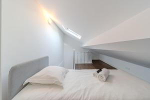 Un dormitorio con una cama con dos toallas encima. en Maison Fontanières Studio Navarre 1 person, en La Mulatière 2 fotos más