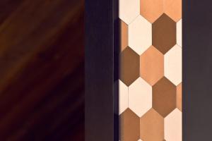 eine Wand mit braunen und weißen Mustern darauf in der Unterkunft Antarès NAOS 501D - somptuous duplex penthouse luxury ski inski out in Méribel