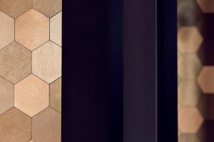 zwei Fotos eines Fliesenboden in einem Zimmer in der Unterkunft Antarès NAOS 501D - somptuous duplex penthouse luxury ski inski out in Méribel + 23 Fotos